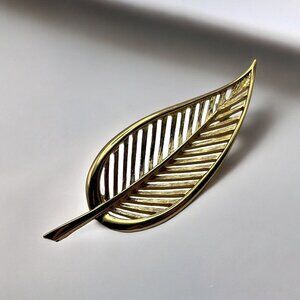 VINTAGE SIGNED MONET TEXTURED GOLD TONE OPEN WORK LEAF BROOCH PIN NATURE CLASSIC